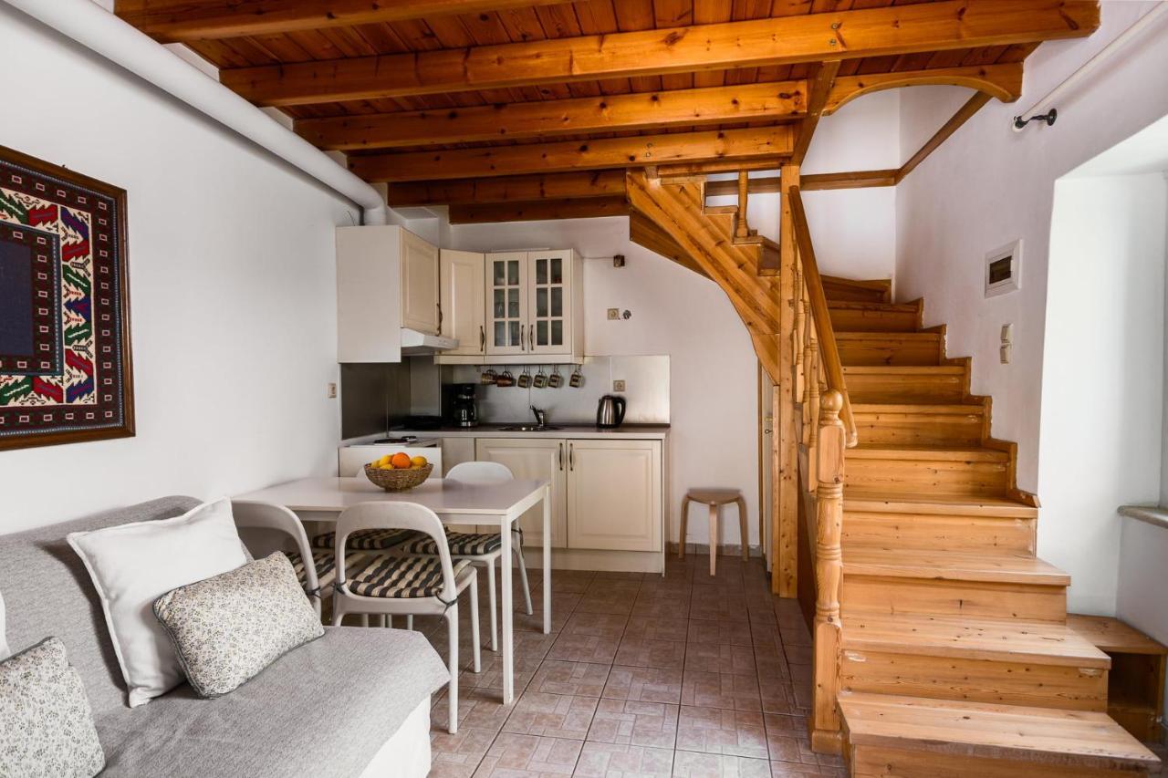 Traditional Rustic Maisonette By Konnect アギオス・イオアニス・ペリステリオン エクステリア 写真