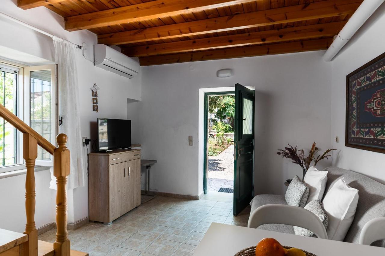 Traditional Rustic Maisonette By Konnect アギオス・イオアニス・ペリステリオン エクステリア 写真