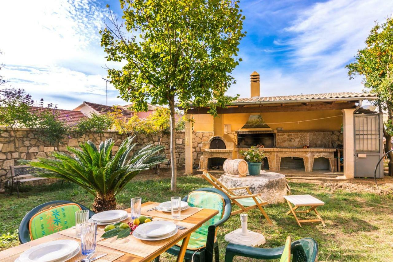 Traditional Rustic Maisonette By Konnect アギオス・イオアニス・ペリステリオン エクステリア 写真